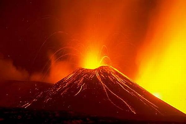 L'Etna durante un'eruzione.